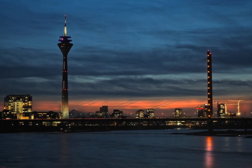 Die Rheinbrücke in Düsseldorf in der Abenddämmerung.
