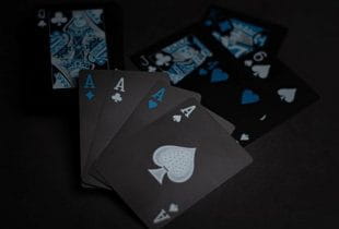 Mehrere schwarze Spielkarten.