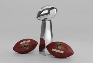 Die Super Bowl-Trophäe zwischen zwei Footballs.