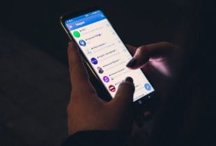 Eine Person nutzt Telegram auf einem Smartphone.