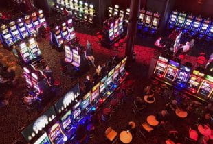 Der Innenraum eines landesbasierten Casinos.
