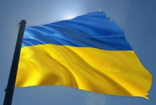 Die ukrainische Flagge an einem Fahnenmast.