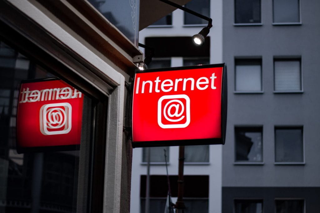 Ein Schild mit der Aufschrift Internet @.