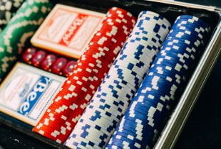 Jetons, Spielkarten und Würfel befinden sich in einem Koffer aus Aluminium.