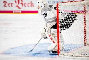 Ein Torwart beim Eishockey.