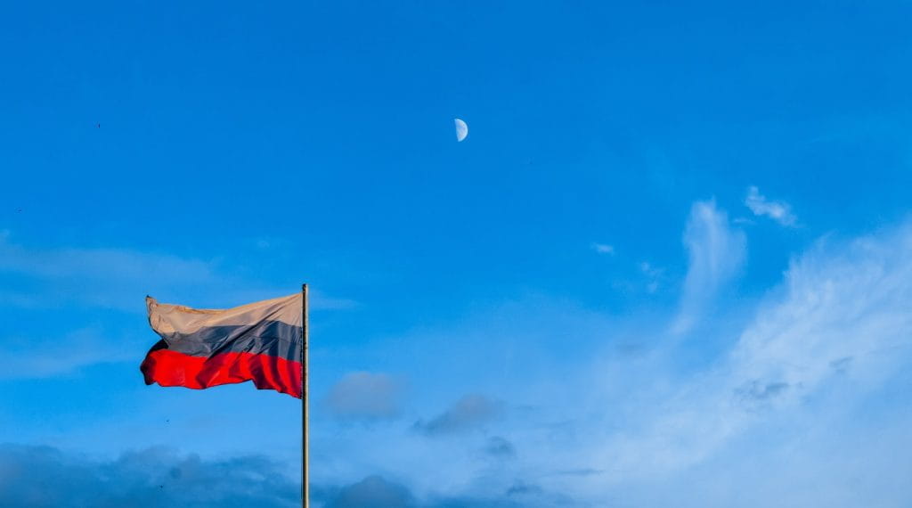 Die Flagge der Russischen Föderation an einem Fahnenmast.
