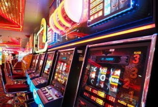 Eine Reihe Spielautomaten in einem US-Casino.
