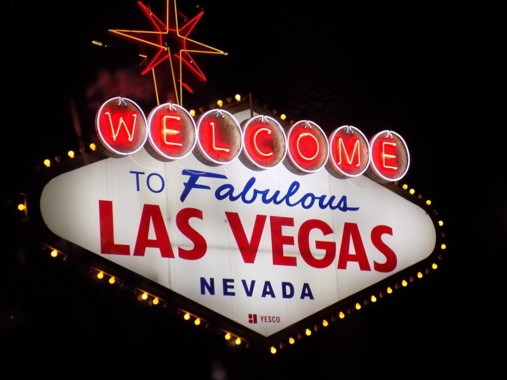 Das berühmte Willkommensschild in Las Vegas bei Nacht.