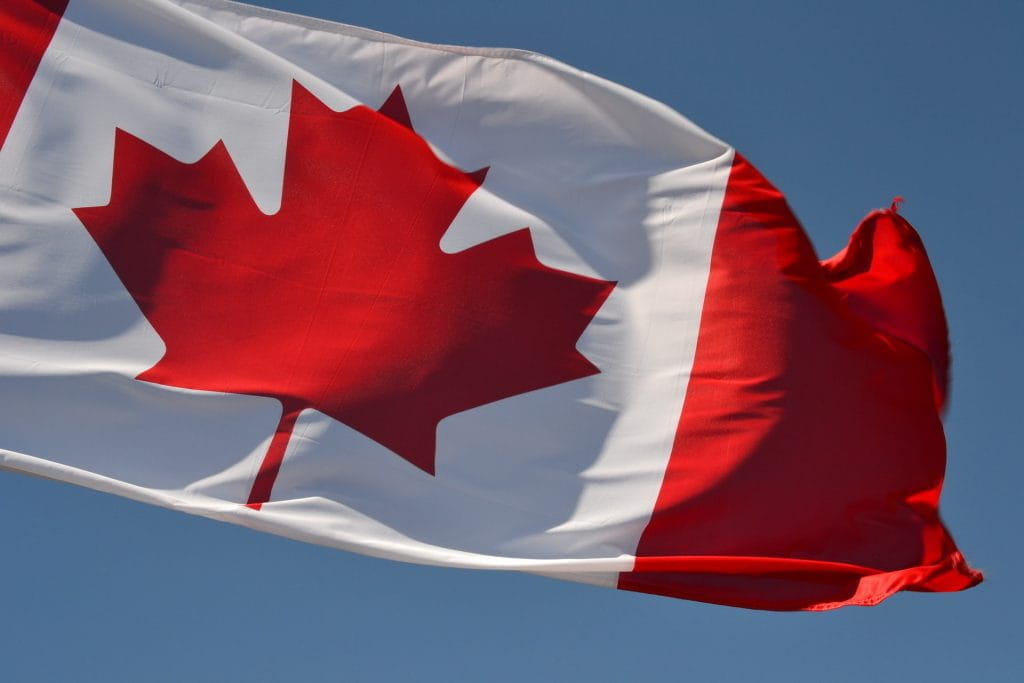 Wehende kanadische Stoffflagge.