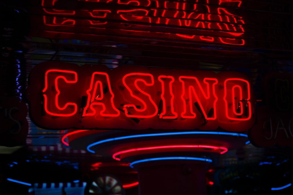 Casino-LED-Schriftzug in roter Farbe.
