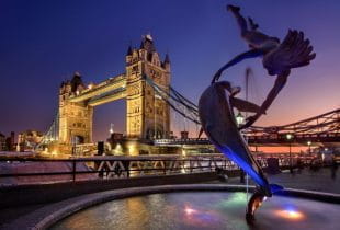 Die Tower Bridge in London mit Springbrunnen im Vordergrund.