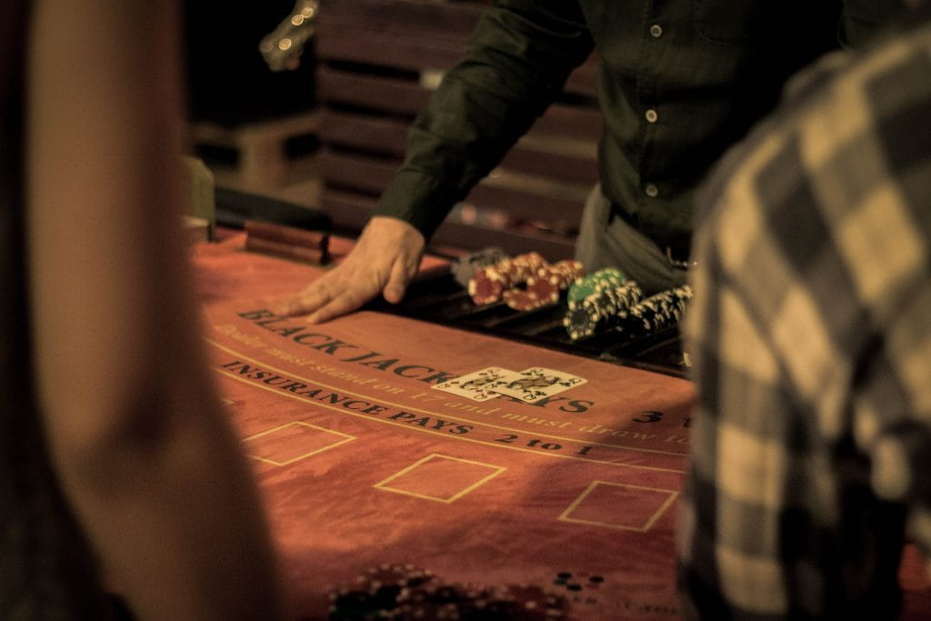 Ein Spieler und ein Croupier an einem Blackjack-Tisch.