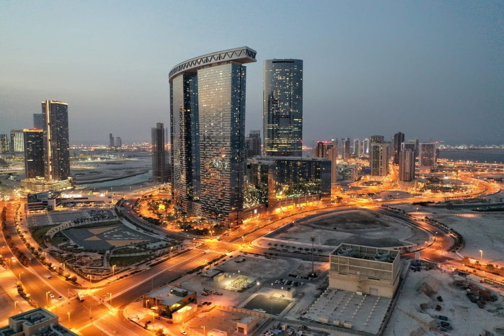 Al Reem Island in Abu Dhabi während der Abenddämmerung.