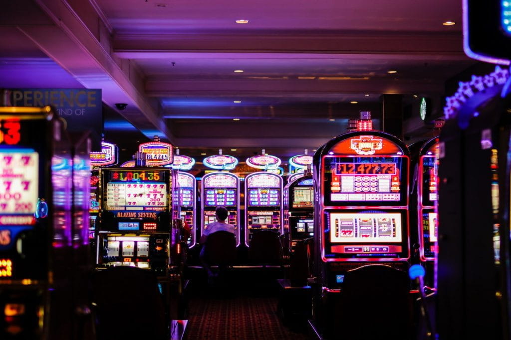 Zahlreiche Spielautomaten in einem landesbasierten Casino.