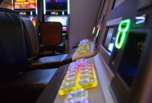 Mehrere Spielautomaten in einer landesbasierten Spielhalle.