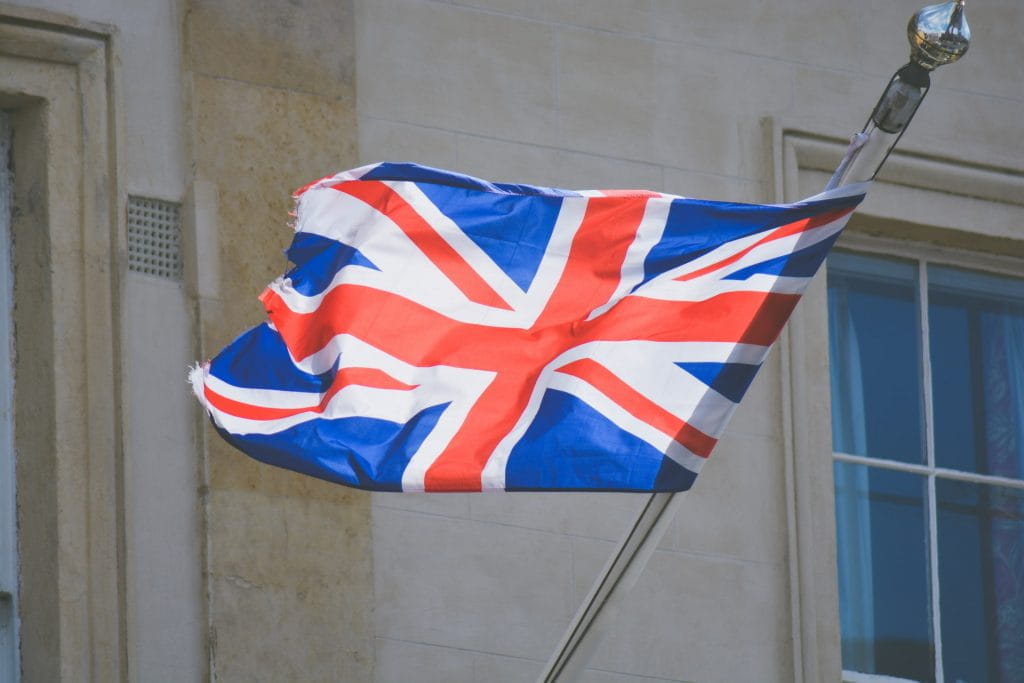 Die Flagge Großbritanniens weht an einem Fahnenmast.
