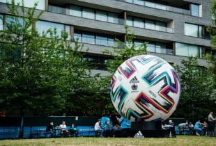 Ein gigantischer Ball auf einem Festival im Rahmen der UEFA Euro 2020.