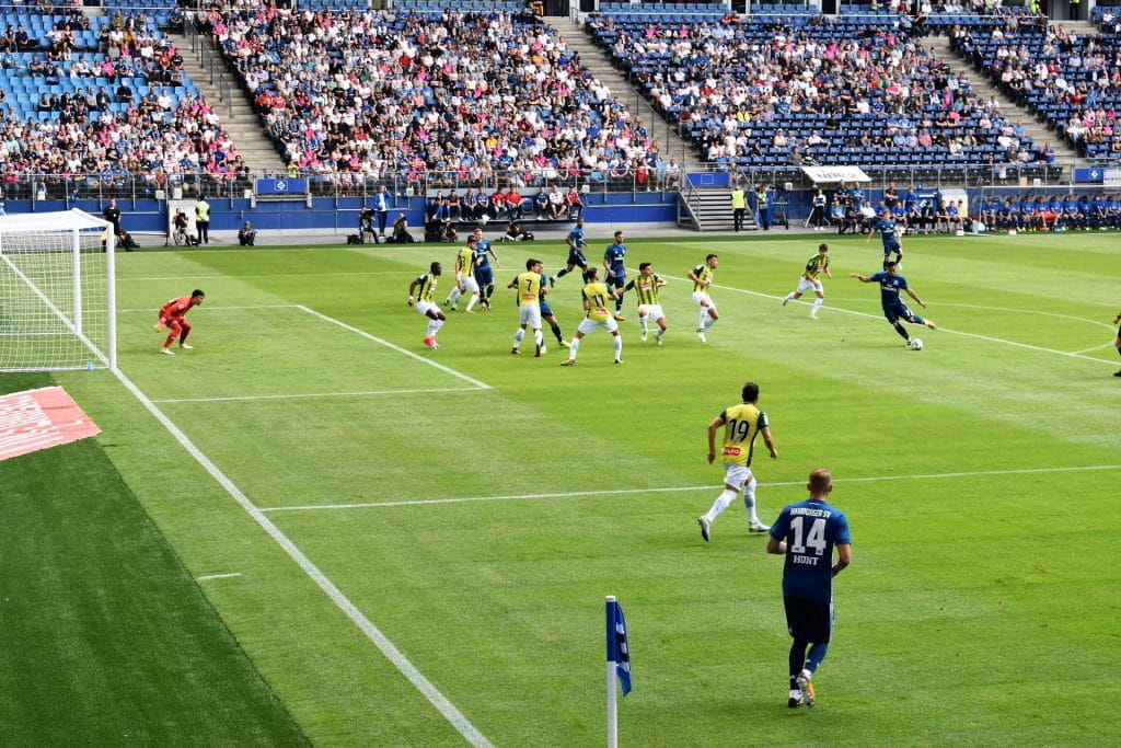 Eine Fußballpartie im Volksparkstadion in Hamburg.