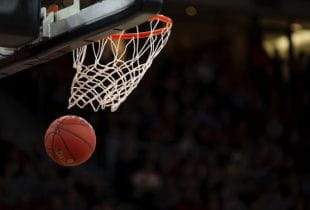 Ein Basketball fällt durch einen Ring.