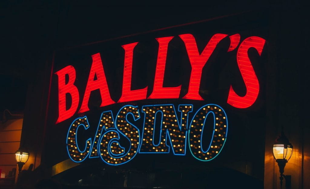 Leuchtende Aufschrift des Bally’s Casino.