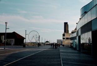 Früher Sommermorgen am Boardwalk in Atlantic City.
