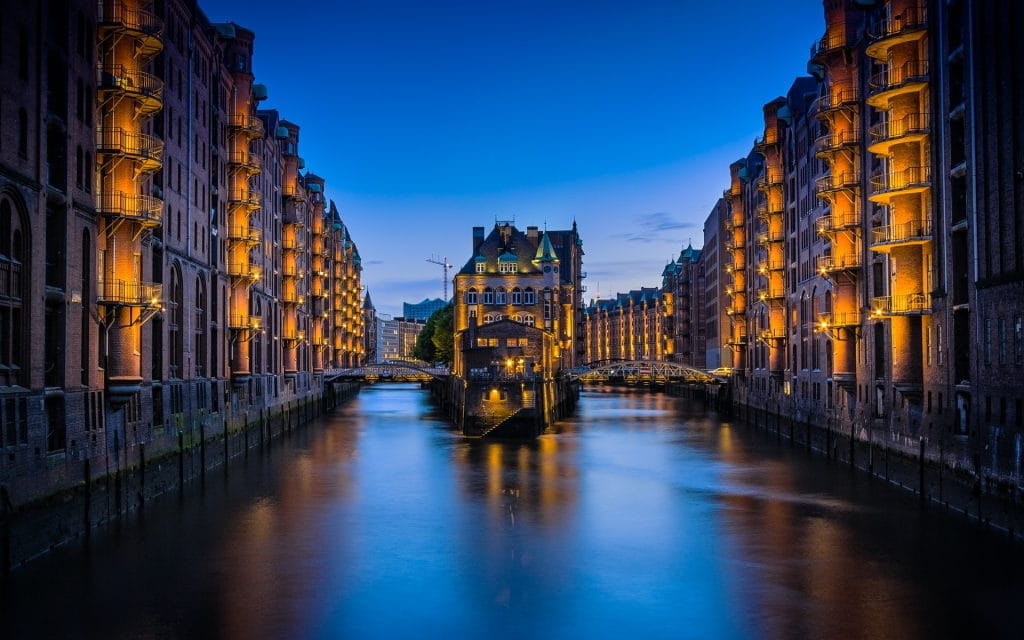Die Speicherstadt in Hamburg während der Dämmerung.