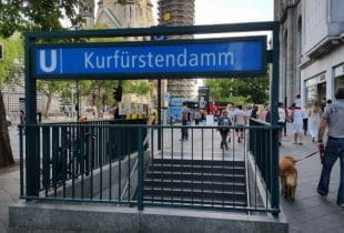 Die U-Bahnhaltestelle am Kurfürstendamm.