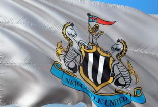 Eine Flagge mit dem Logo von Newcastle United.