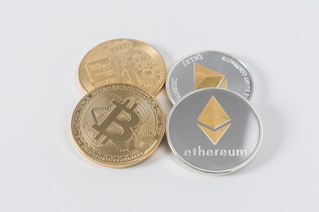 Münzen der Kryptowährungen Bitcoin und Ethereum.