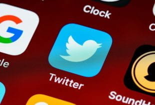 Twitter und andere Apps auf einem Display.