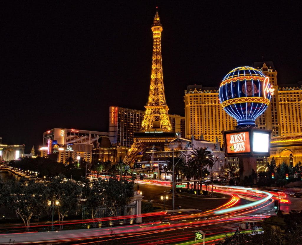Das Paris Hotel & Casino in Las Vegas bei Nacht.