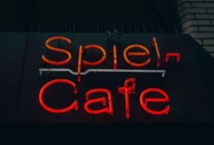 Spielcafé als rote Neonschrift an einer Fassade.
