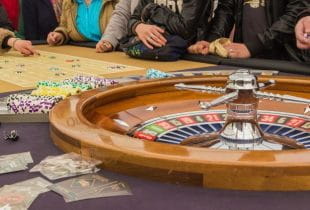 Ein Casinobesucher an einem Roulette-Tisch.