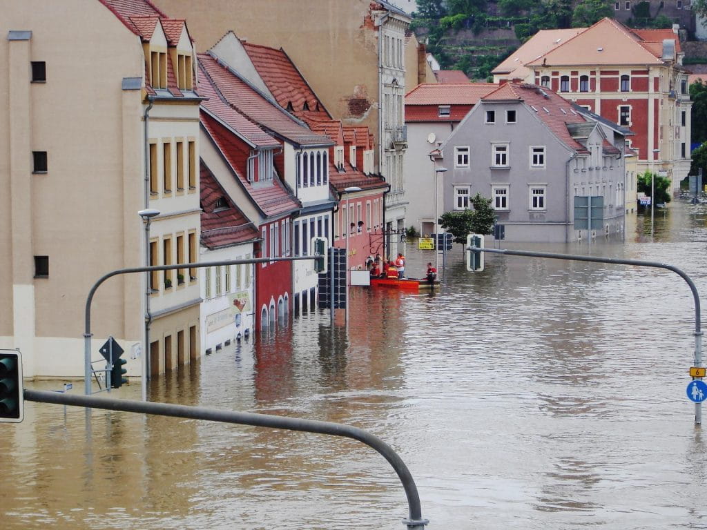 Ein Hochwasser in einer Stadt.