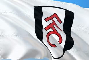 Weiße Flagge mit dem Logo des FC Fulham.