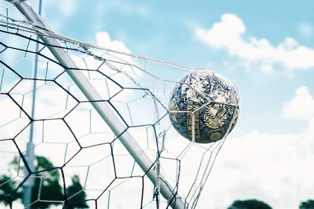 Ein Ball schlägt im Tor ein.
