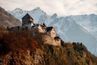 Ein Schloss auf einer Gebirgskette in Vaduz.