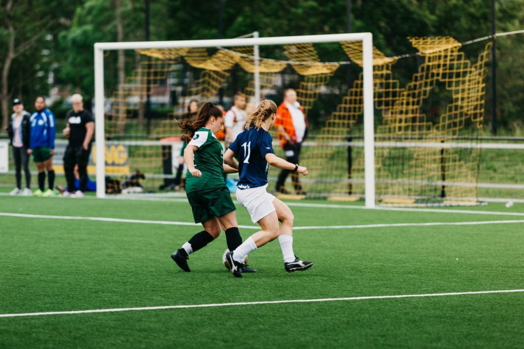 Ein Fußballspiel zwischen zwei Amateurmannschaften der Damen.
