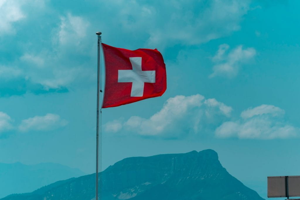 Die Flagge der Schweiz an einem Fahnenmast.