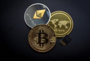 Bitcoin-, Ethereum- und Ripple-Münze.