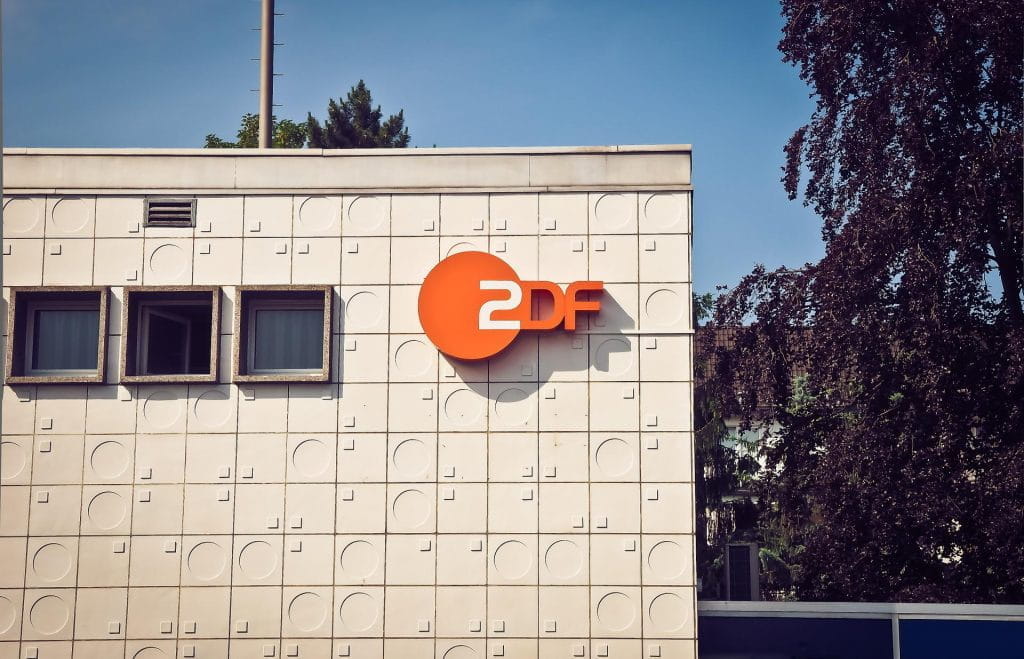 Das Logo des ZDF an einer Hausfassade.