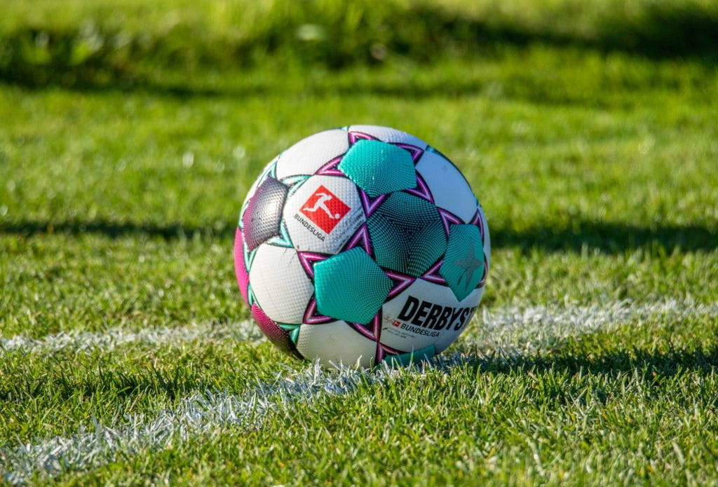 Derbystar-Ball der Fußballbundesliga auf einem Rasenplatz.
