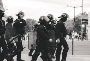 Eine schwer gepanzerte Polizeistaffel.