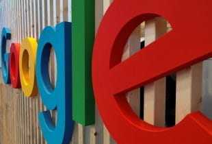Logo von Google auf Holzpalisaden in der Schrägansicht.