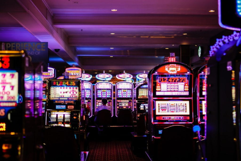 Zahlreiche Spielautomaten in einem Casino.