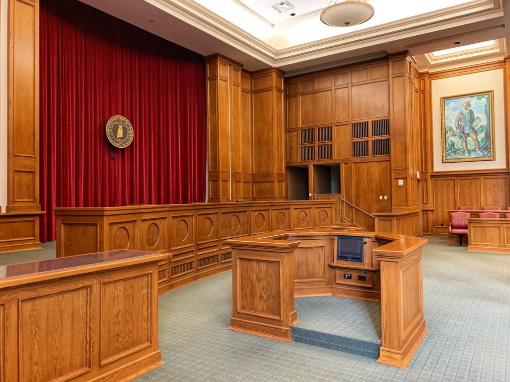 Ein leerer Gerichtssaal.