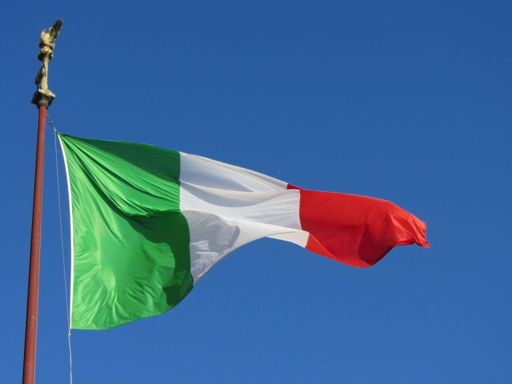 Italienische Flagge an einem verzierten Fahnenmast.