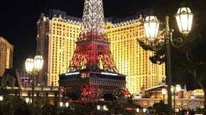 Das Paris Casinohotel in Las Vegas bei Nacht.