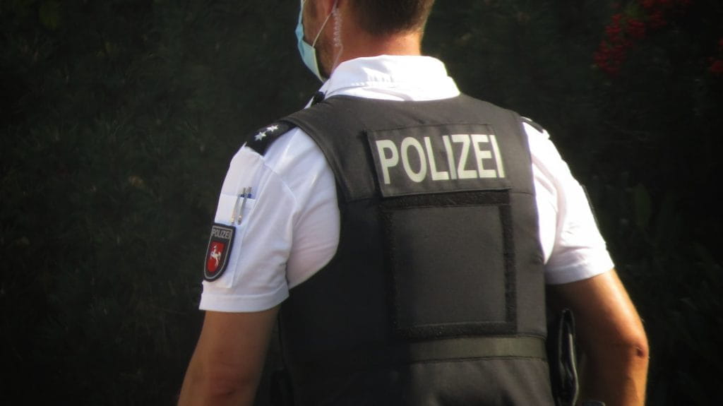 Ein Polizist mit einer Sicherheitsweste.