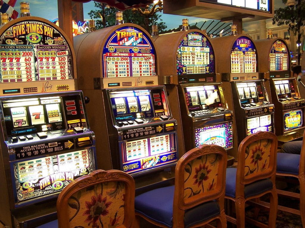 Mehrere Spielautomaten nebeneinander.